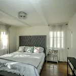 Renovated And Spacious Home Near Beverly Hills